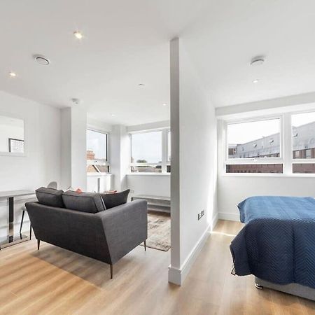 Bright Contemporary Studio In إيست غرينستيد المظهر الخارجي الصورة