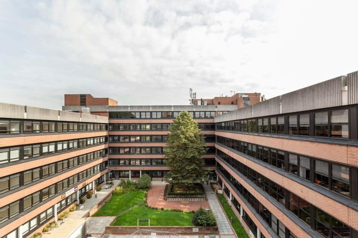 Bright Contemporary Studio In إيست غرينستيد المظهر الخارجي الصورة