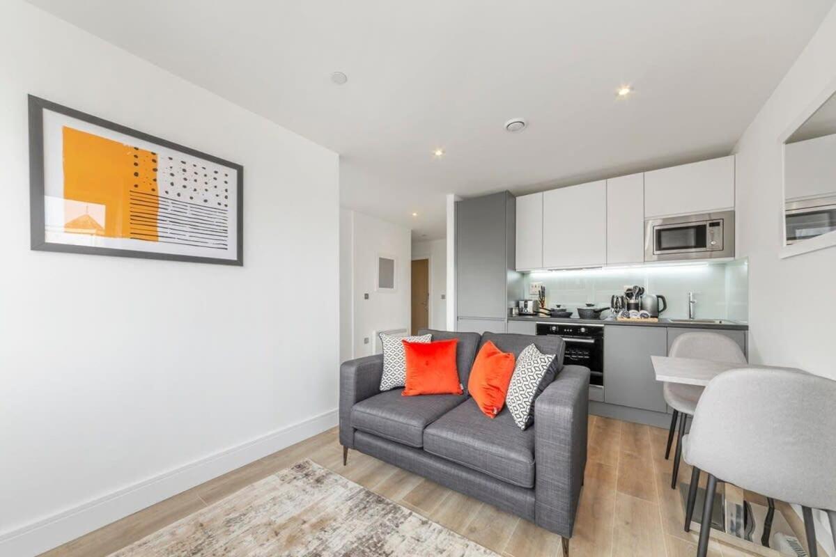 Bright Contemporary Studio In إيست غرينستيد المظهر الخارجي الصورة