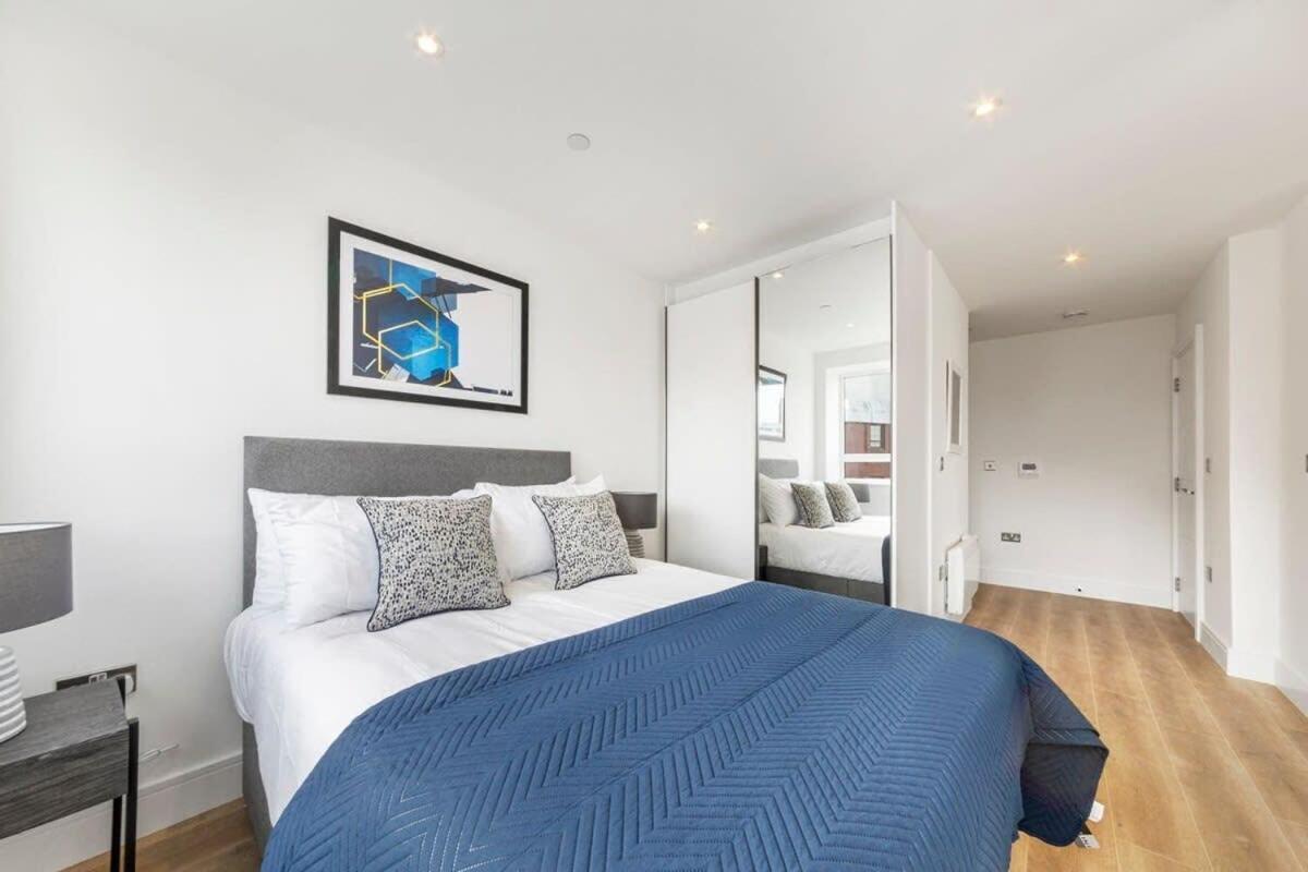Bright Contemporary Studio In إيست غرينستيد المظهر الخارجي الصورة