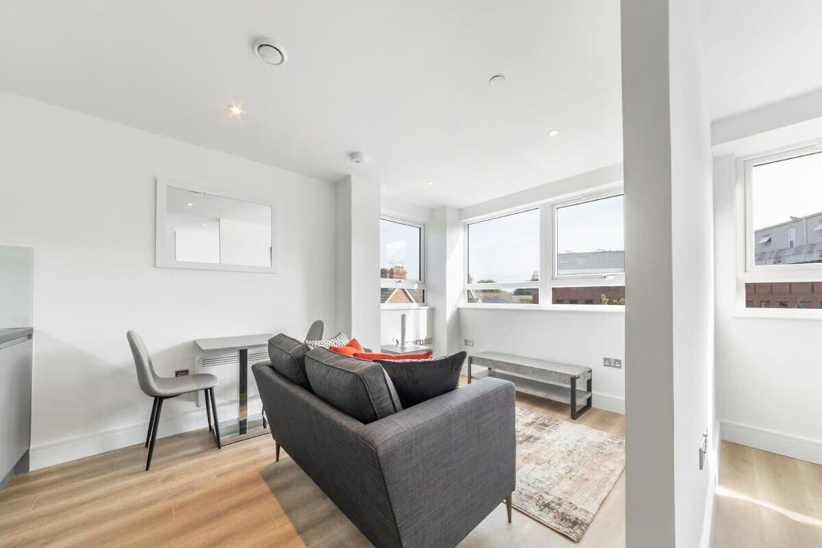Bright Contemporary Studio In إيست غرينستيد المظهر الخارجي الصورة
