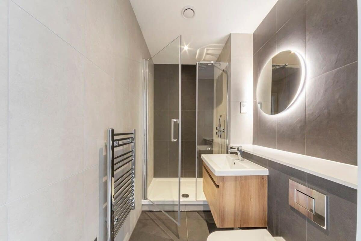 Bright Contemporary Studio In إيست غرينستيد المظهر الخارجي الصورة