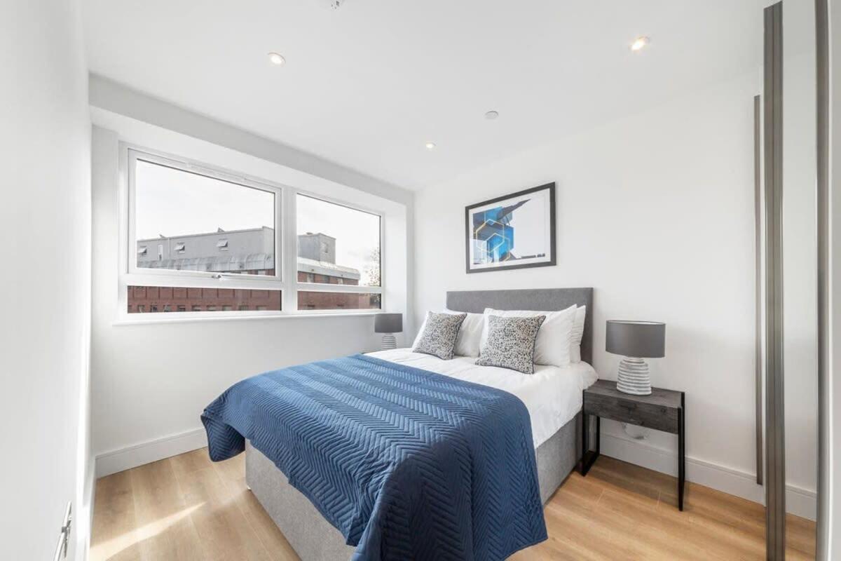 Bright Contemporary Studio In إيست غرينستيد المظهر الخارجي الصورة