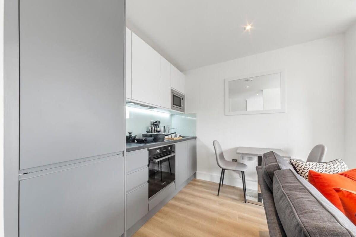 Bright Contemporary Studio In إيست غرينستيد المظهر الخارجي الصورة
