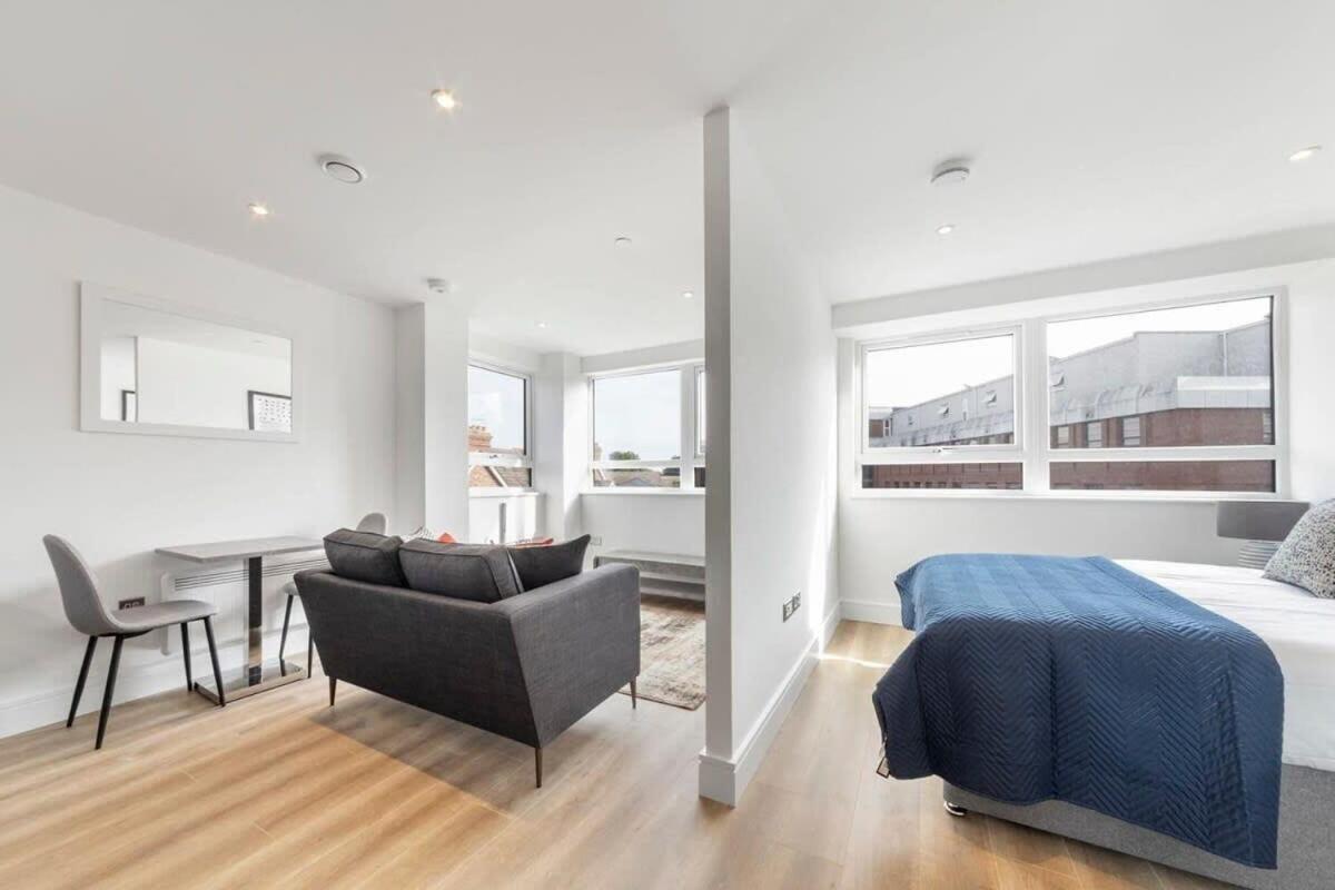 Bright Contemporary Studio In إيست غرينستيد المظهر الخارجي الصورة